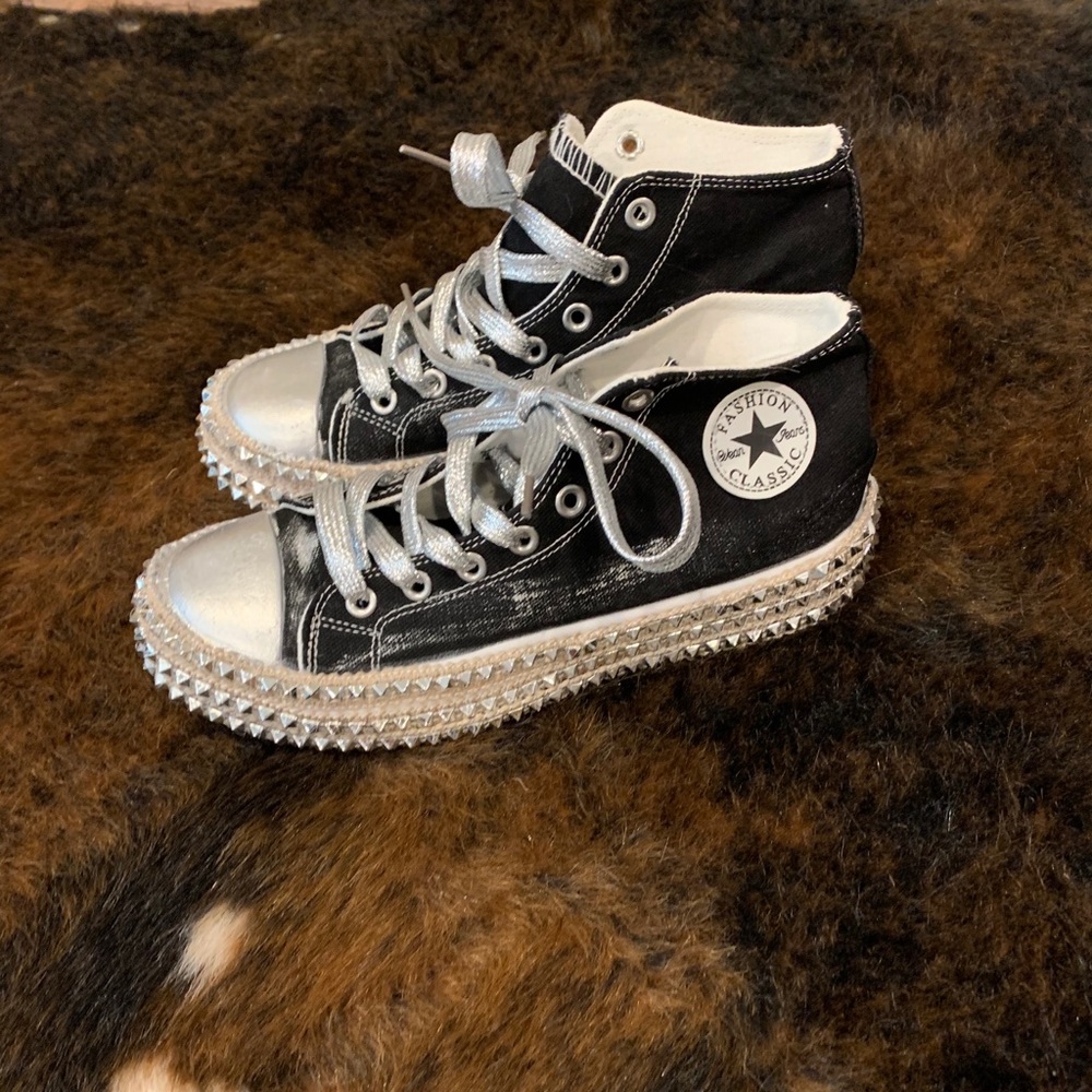 Women’s Black Lace Up High Top Shoes Size 6